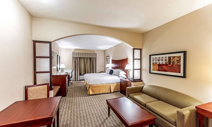 Mineral Wells Hotel | Affordability Meets Comfort at Red Lion Inn & Suites Mineral Wells, Free Parking