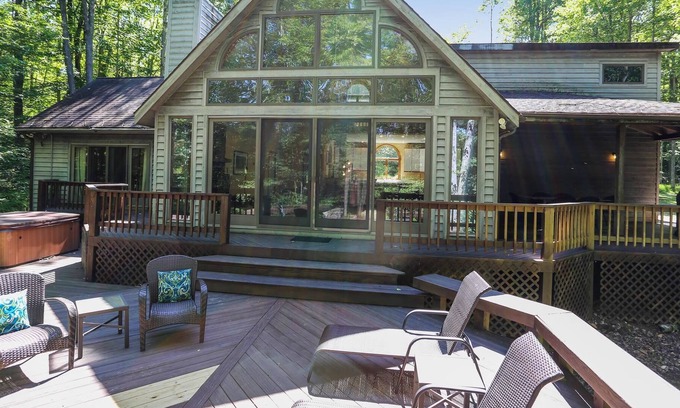 Davis Cabin | Affordably priced for a romantic getaway or family retreat~Beautiful Berkana!