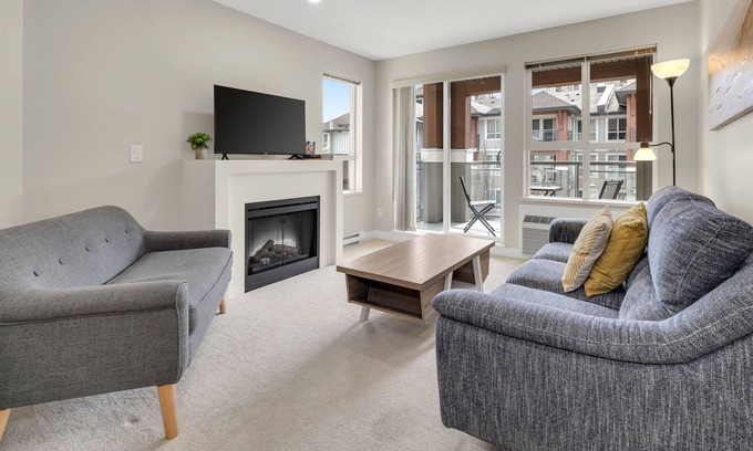 North End Condo | Afternoon Okanagan Sunshine - Steps To The Beach!