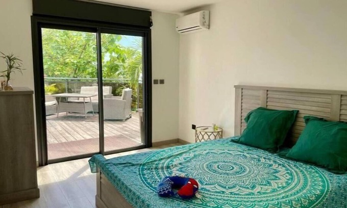 Les Avirons Apartment | Agréable Duplex Très Spacieux et Intime en Rez-de-jardin Avec Piscine et vue mer