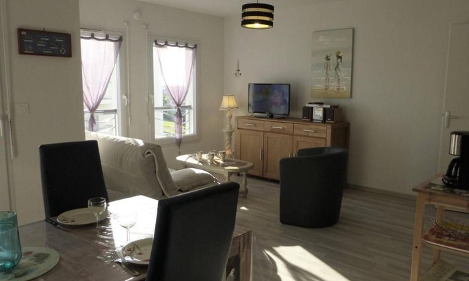 Saint-Gilles-Croix-de-Vie Apartment | Agréable T2 à 1,5km du centre, proche plage, balcon, parking privé, ascenseur, 4 couchages - FR-1-224-447