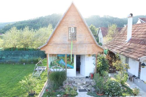 Petris House | Agropensiunea Miliza şi Punctul Gastronomic Local - la poalele munților Zarandului, în vecinătatea castelului Salbek