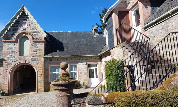 Glen Urquhart Apartment | Aigas holiday cottages Pond View