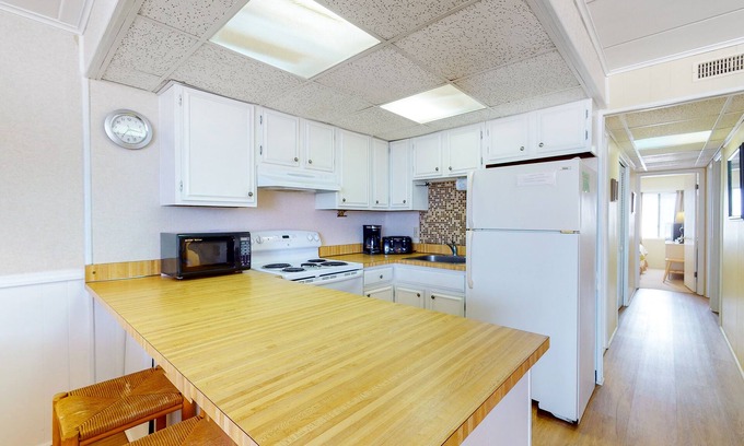 North Ocean City Condo | Air-conditioned condo with private laundry - walk to the beach & Northside Park
