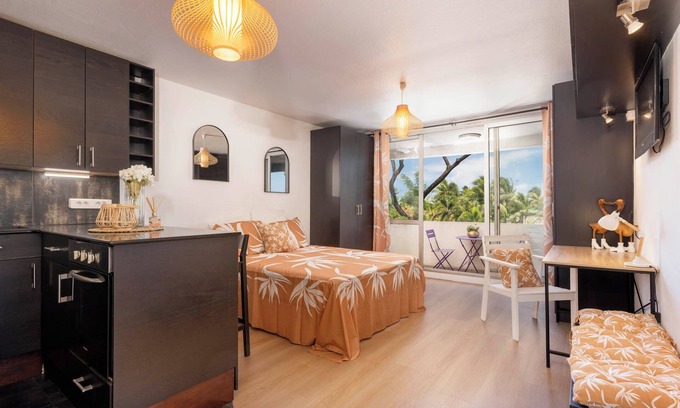 Pa'ofa'i Apartment | Air-conditioned, fully-equipped studio facing Paofai Park Close to Papeete town center