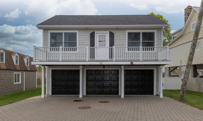 Clinton House | AIR-CONDITIONED Gorgeous Newly Renovated Home with an Oceanview and Beach Access