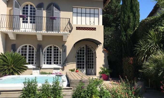 Le Pontet House | Air-conditioned house with jacuzzi, enclosed garden with trees.