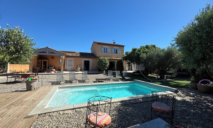 La Crau Villa | Air-conditioned house with swimming pool, 6 km from the sea in a quiet location.