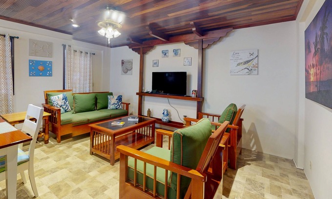 San Pedro House | Air-conditioned suite with WiFi and a shared pool/terrace - walk to the beach