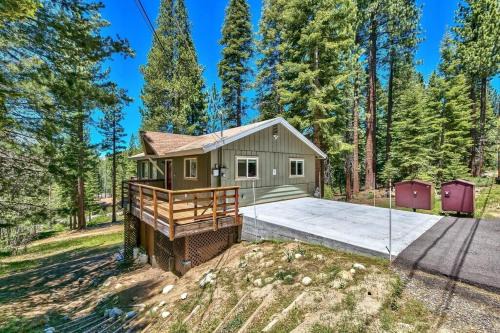 Country Club Estates House | Air-Conditioned Tahoe Cabin - Foosball - Forest Views