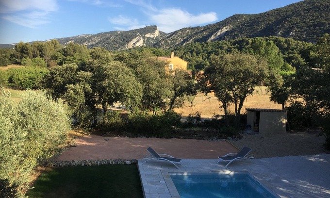 Maubec House | Air-conditioned villa, private swimming pool not shared and heated facing the Luberon .