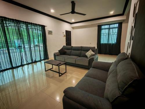 Simpang House | Air-home M1 Simpang near Aulong Econsave, 4BR, 10pax, Netflix