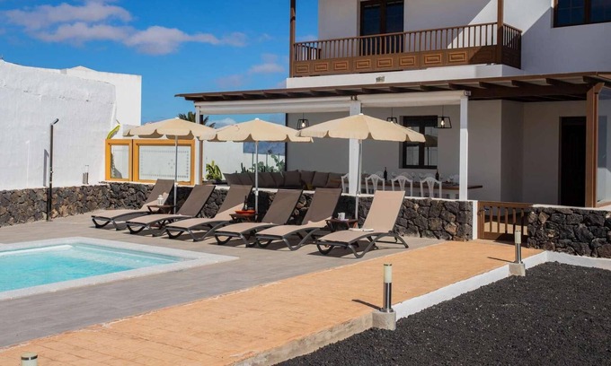 Tinajo Villa | Aircon, Wi-Fi, Smart TV, Private pool