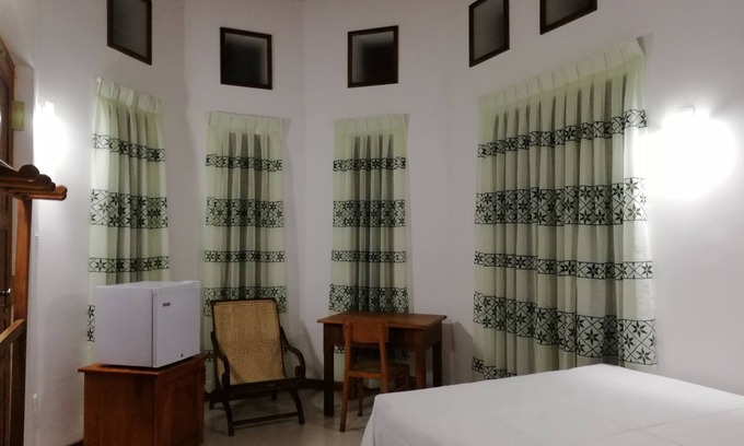 Negombo Bed & Breakfast | Airport 10 minutes drive and clean room.