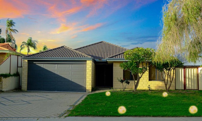 Thornlie House | Airport 5BR Haven - Full Kitchen & Tranquil