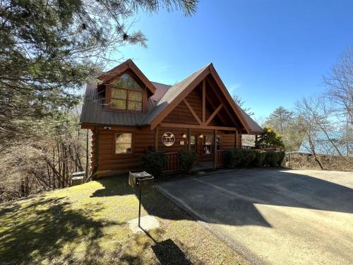 Pigeon Forge House | Airprort Runway 33- Near Pigeon Forge Resort Pool, Views & Free Attraction Tickets