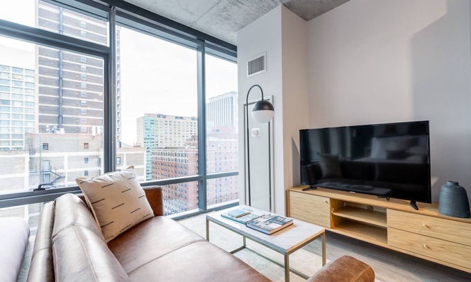 Lake View East Apartment | Airy Lakeview Studio, w/W/D, Gym, near Lincoln Park, by Blueground