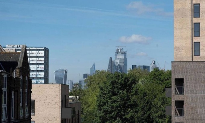 St. Dunstan's Apartment | Airy one-bed in Limehouse with views of the city