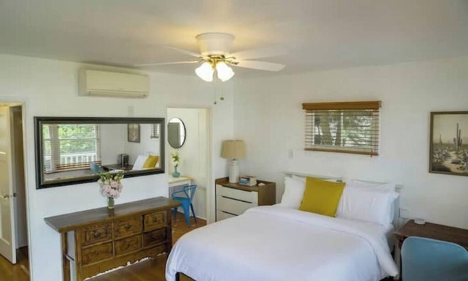 Wilshire Montana Apartment | Airy Studio w Balcony - steps to Montana Ave. - E