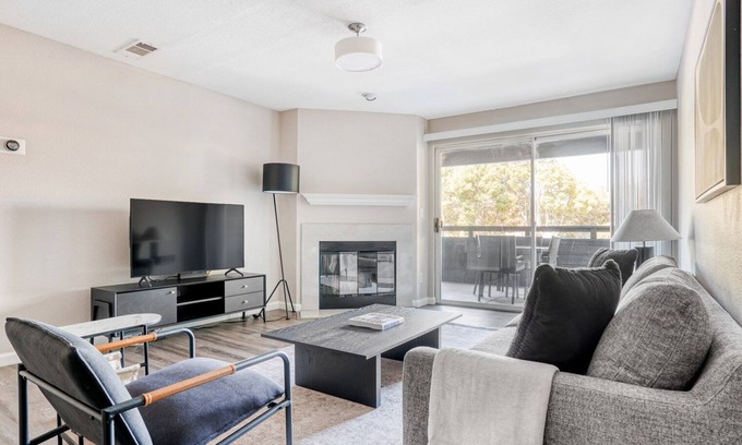 Sunnyvale Apartment | Airy Sunnyvale 3BR w/Gym, Pool & Parking, near freeways, by Blueground