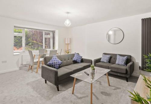 High Barnet Apartment | Aisiki Apartments at Barnet, Ground Floor, 2-Bedroom & 1-Bathroom, Pet Friendly Flat, Double Beds with Free Wi-Fi