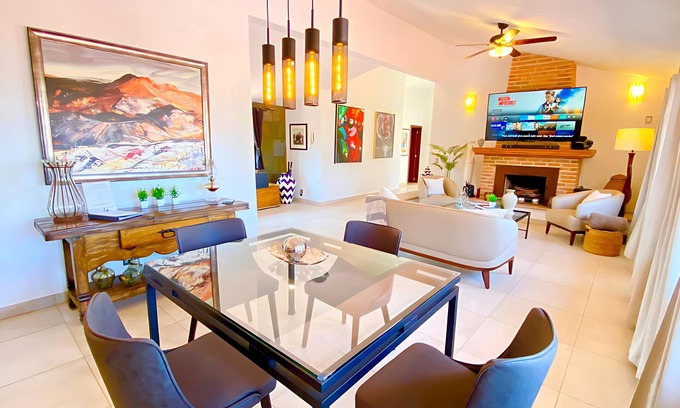 San Antonio Tlayacapan House | Ajijic 2 Bedroom Retreat -Modern Centrally Located -Bikes -Gym -Pickleball Court