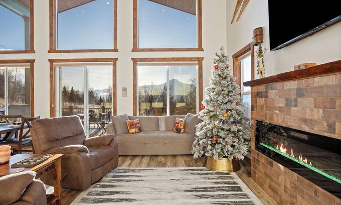 Palmer House | Alaskan White Christmas: Snow, Hot Tub & Magic!