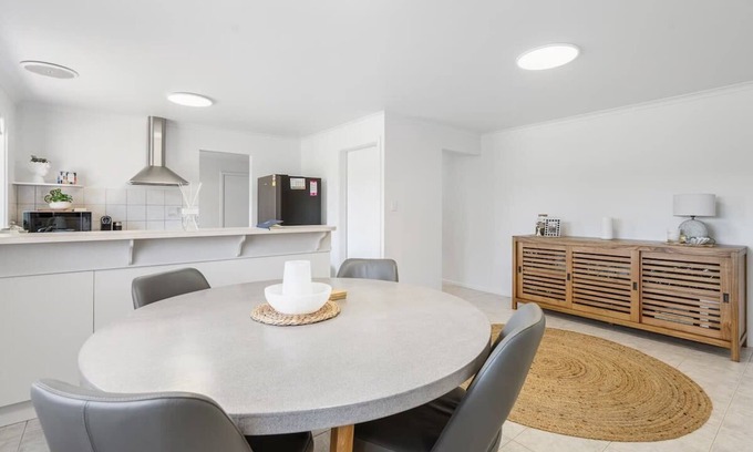 Hayborough House | Albatross-96 Albatross Ave Hayborough