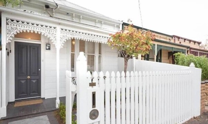Albert Park Apartment | Albert Park Victorian House with Style and Art Gallery