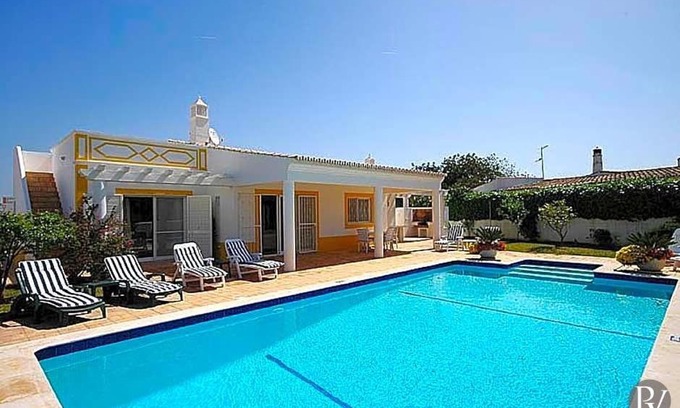 Guia Villa | Albufeira Villa Sleeps 6 Pool Air Con WiFi