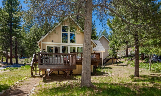 Truckee House | Alder Creek Paradise – Tree-lined Cabin Stay for 7