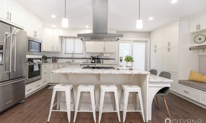 West Edmonton House | Aldergrove - Sleeps 10 - Hot Tub