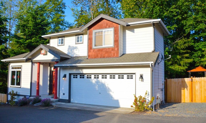 Lynnwood House | Alderwood Retreat - Sleep up to 8 - Weekly and Monthly Rate Available - NEW AC
