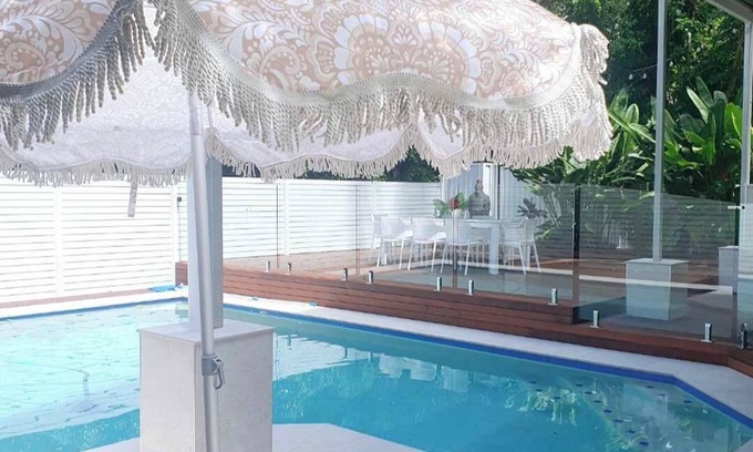 Alexandra Headland House | Alex Treehouse by the Beach- 5BRM with Pool