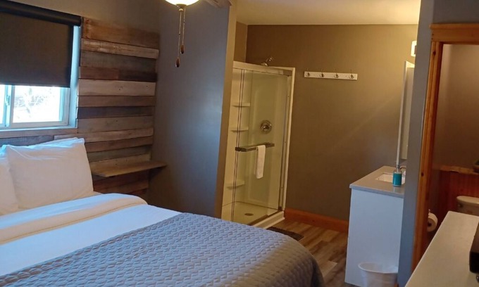 Monticello Hotel | Alexander’s Landing Penthouse - Lakefront, Balcony, and Room to Relax