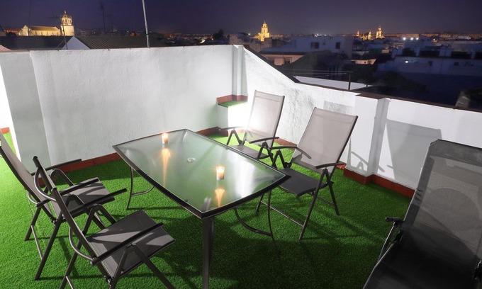 Distrito Centro Apartment | Alfaros 1 apartment in Córdoba with WiFi, integrated air conditioning & private roof terrace.