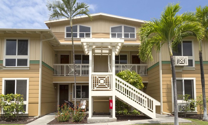 Kailua-Kona Condo | Alii Cove Top Floor Unit with Ocean View and walk to town and beach