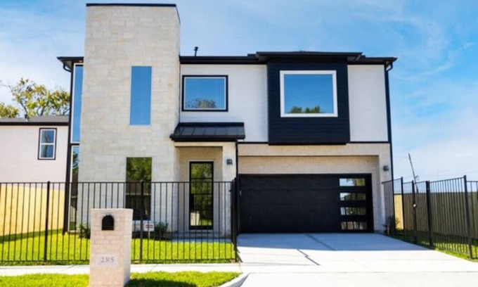 Northside House | Alim Pad 1: Chic brand new house near Downtown