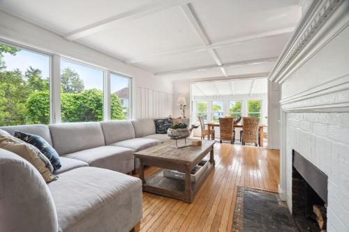 Newbury House | All Decked Out Grill 5 Min Walk to Beach AC