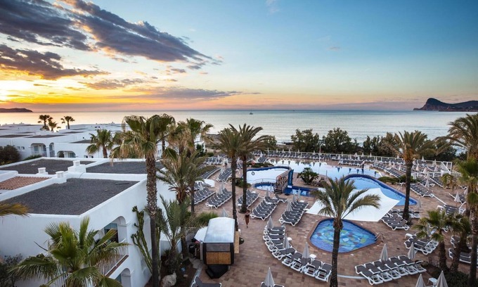 San Antonio Bay Resort | All inclusive two-bedroom suite and exclusive terrace with whirlpool in Ibiza