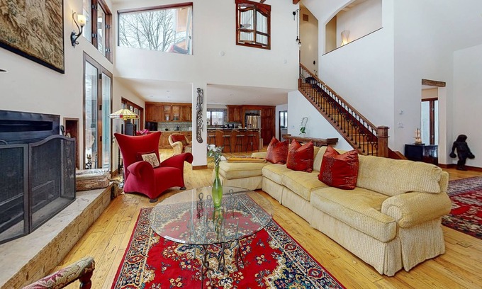 Basalt House | All-season retreat with mountain views, enclosed yard, fireplace & washer/dryer