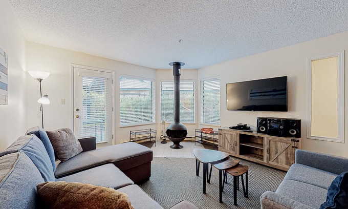 Blackcomb House | All-season townhome with ski & trail access - full kitchen & W/D