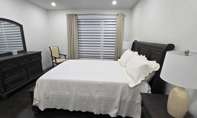 Vaughan House | All the luxuries of Home, 25mins to Airport & 5kms to Canada's Wonderland!