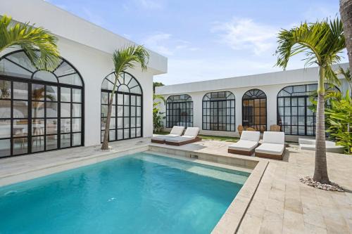 Taman Griya Villa | All-White Villa with Pool, Sauna, Firepit & Office