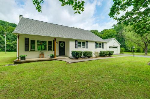 Glace House | Alleghany Mountain Cottage with Porch and Backyard