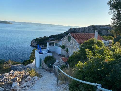 Tkon House | Alleinstehendes Haus am Meer Robinson