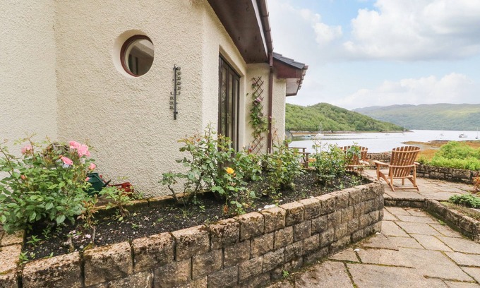 Salen House | ALLT AN DORRAN, pet friendly, with open fire in Salen