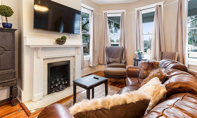 Savannah Victorian District Condo | Alluring Victorian Home Near Forsyth Park w/Courtyard by Lucky Savannah