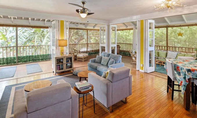 Maunaloa House | Aloha Getaway: Luxe Beachfront 3bdm/2bth house - best Molokai white sand beaches