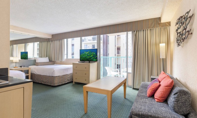 Waikiki Condo | Aloha Surf Waikiki: Pool & Beach Access